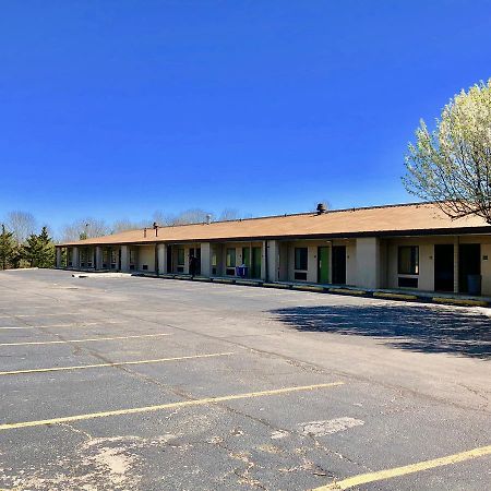 Super 8 By Wyndham-Tupelo Airport Motel Exterior foto