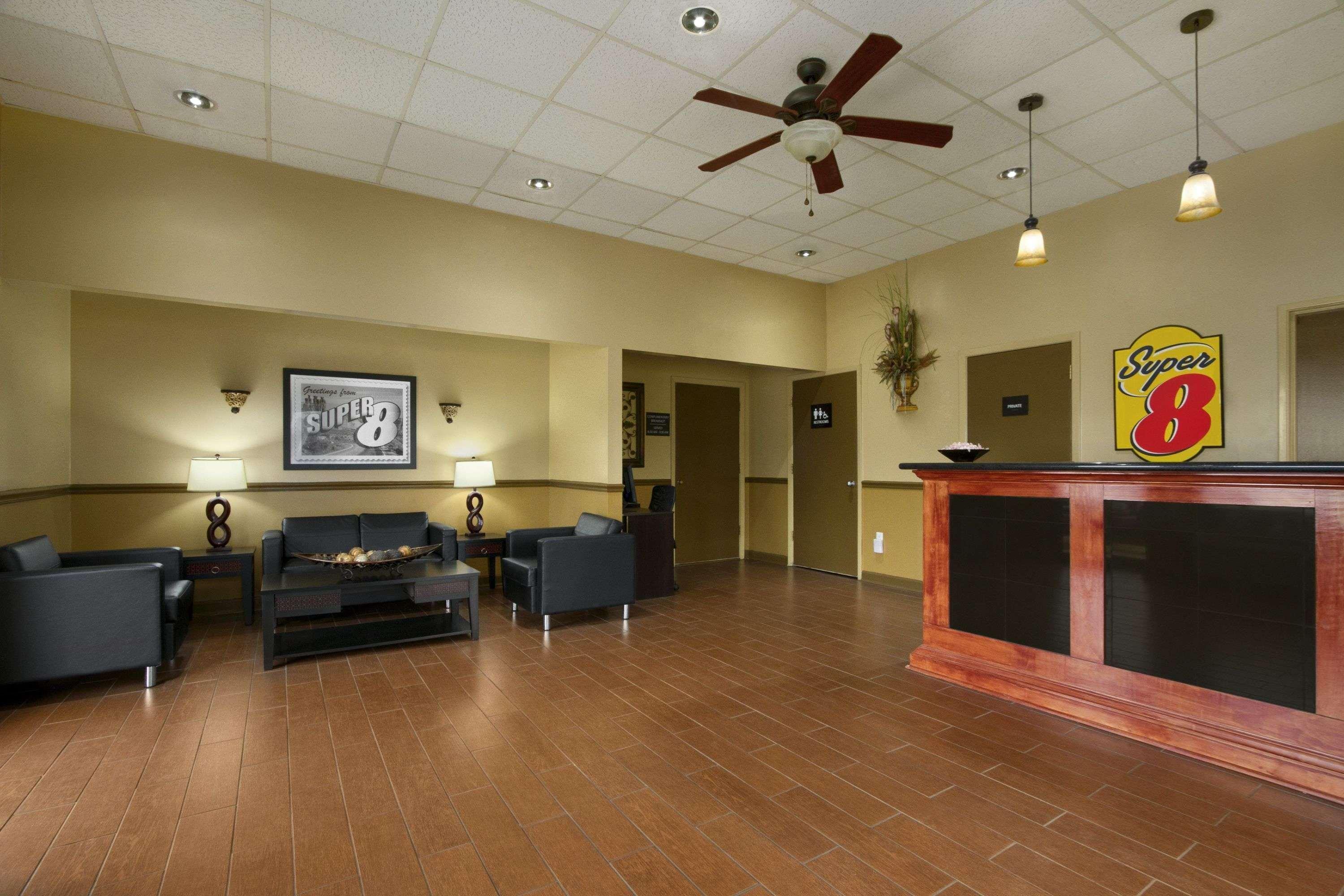 Super 8 By Wyndham-Tupelo Airport Motel Exterior foto