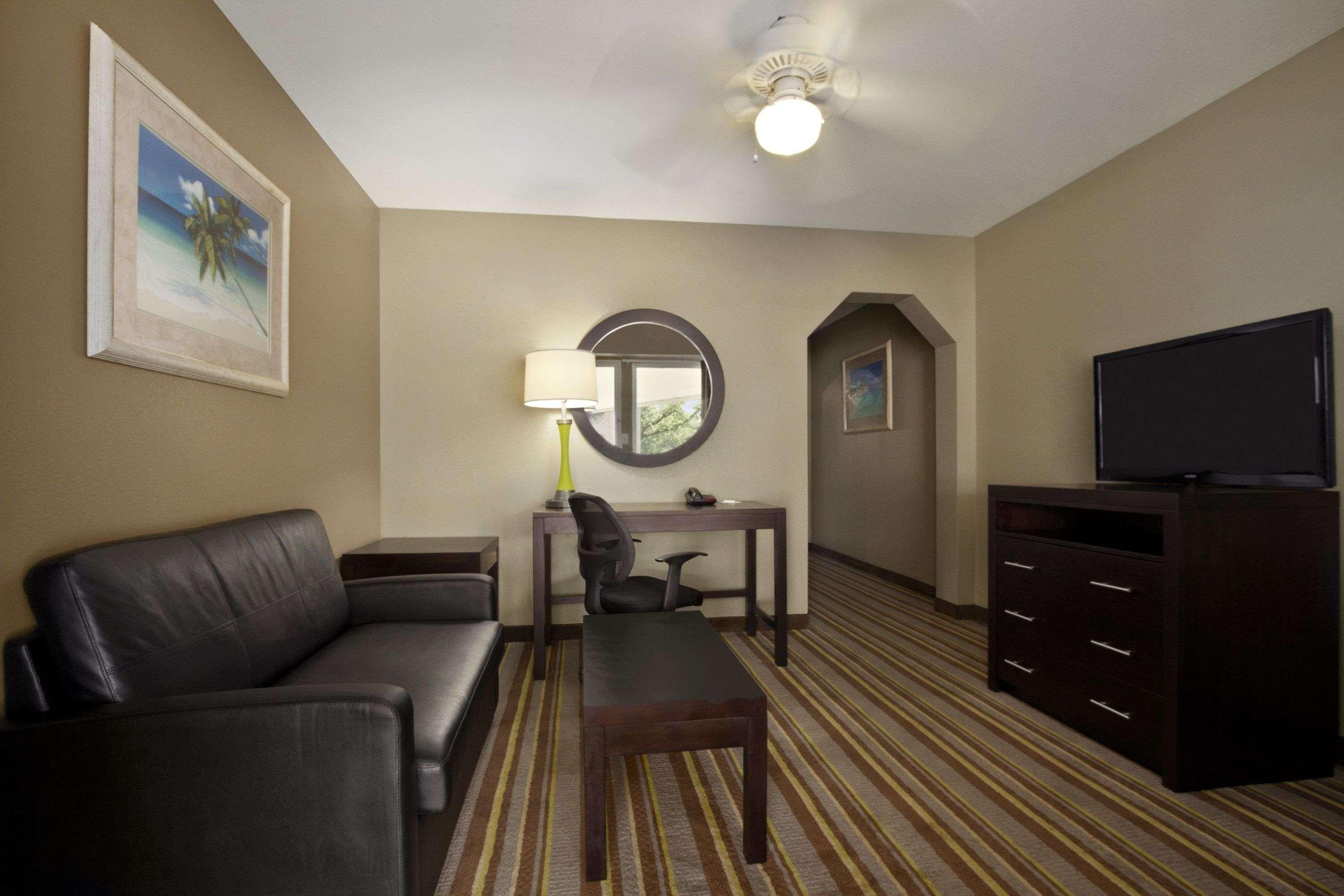 Super 8 By Wyndham-Tupelo Airport Motel Exterior foto
