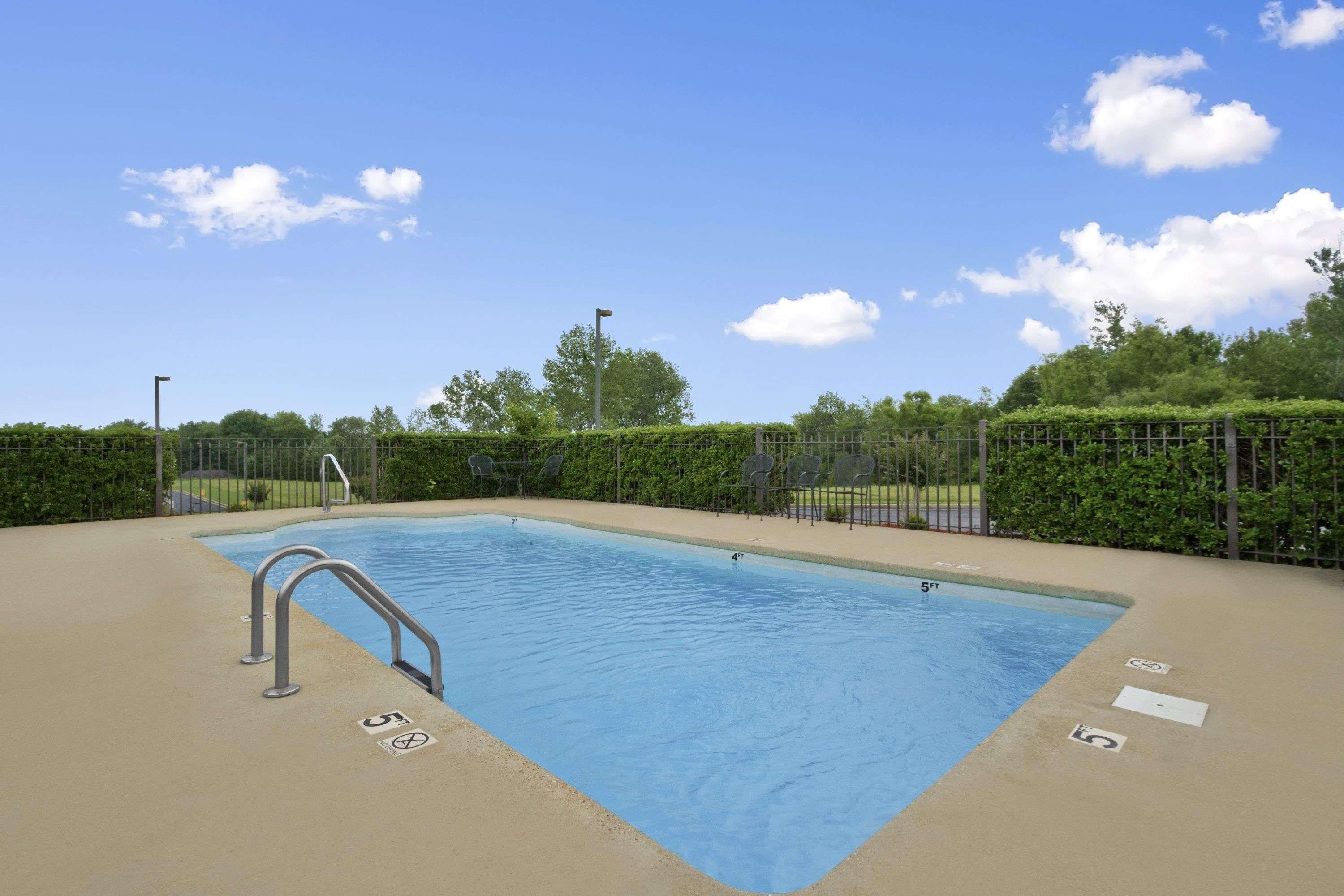 Super 8 By Wyndham-Tupelo Airport Motel Exterior foto