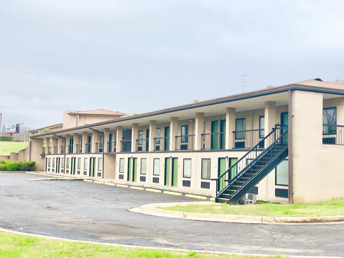 Super 8 By Wyndham-Tupelo Airport Motel Exterior foto