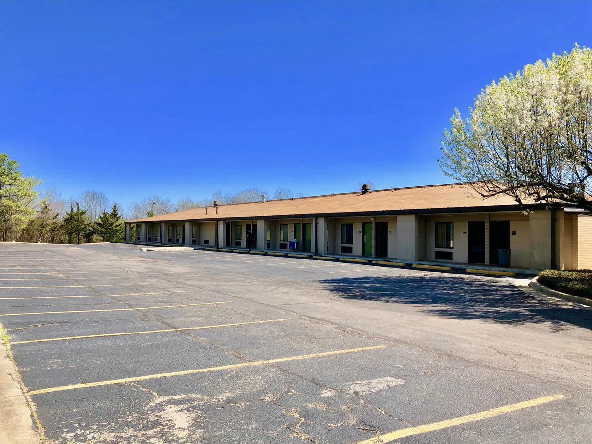 Super 8 By Wyndham-Tupelo Airport Motel Exterior foto