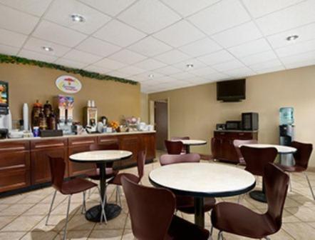 Super 8 By Wyndham-Tupelo Airport Motel Exterior foto